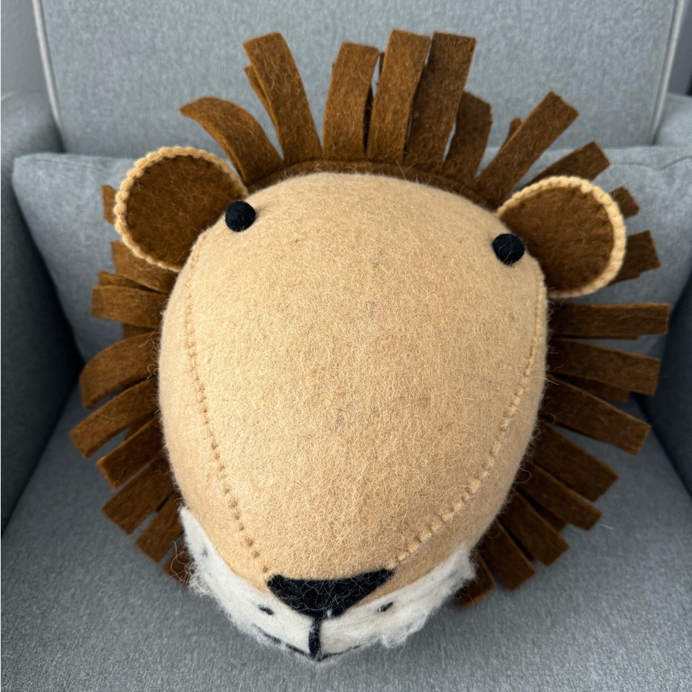 Mudpie lion head wall mount